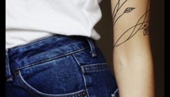 قصص منحوتة: الكشف عن أناقة فن وشم الذراع