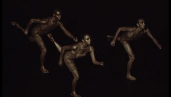 باليه الثقب الأسود: حركات رشيقة في الرقص الكوني للفيزياء الفلكية