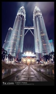 التماثل والأفق: فن التصوير المعماري