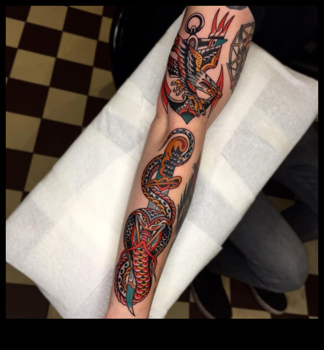 الكلاسيكيات الخالدة: الجمال الذي تم اختباره عبر الزمن في أنماط الوشم التقليدية