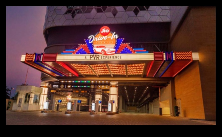 مسرح القيادة: أجهزة العرض والإلكترونيات لتجربة السينما على الطريق