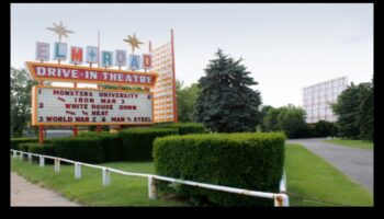 مسرح القيادة: أجهزة العرض والإلكترونيات لتجربة السينما على الطريق