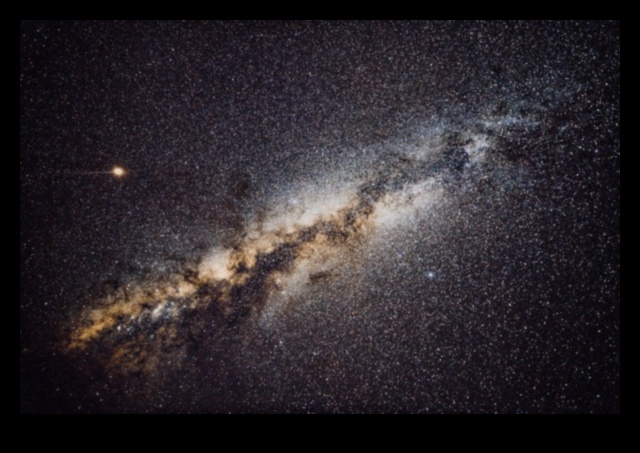 الكولاج السماوي: التعبيرات الفنية للعجائب النجمية في المجرات